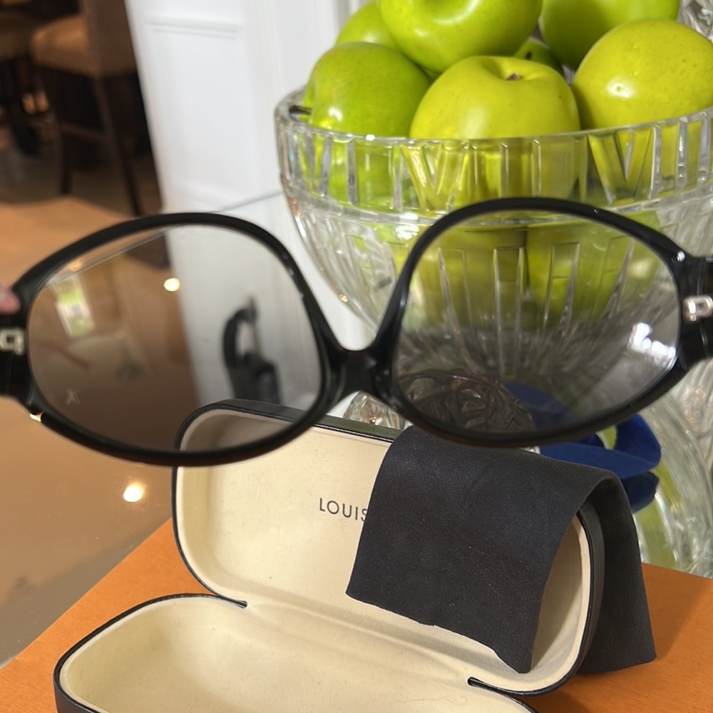 LOUIS VUITTON “IRIS” Sunnies😎 - Picture 11 of 17
